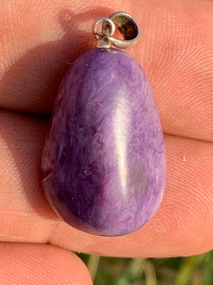 Charoïte, pendentif avec attache Argent de 30mm x 16 x 10. Vendu avec cordon noir réglable !