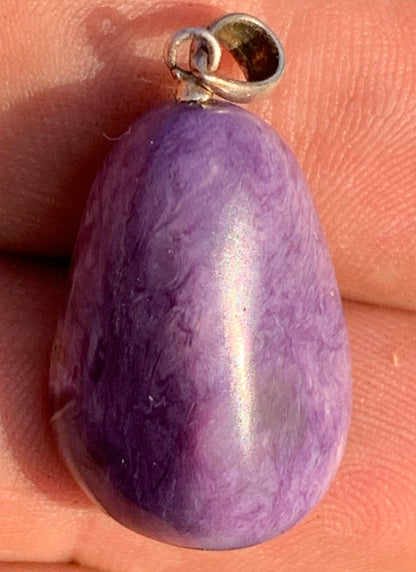 Charoïte, pendentif avec attache Argent de 30mm x 16 x 10. Vendu avec cordon noir réglable !