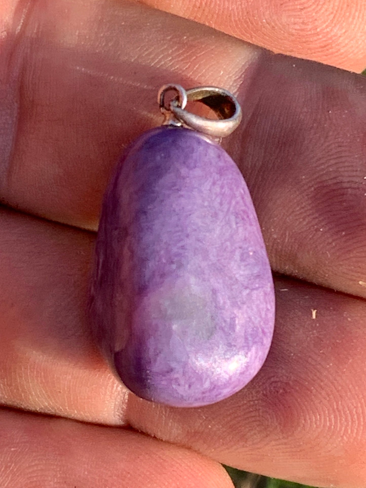 Charoïte, pendentif avec attache Argent de 30mm x 16 x 10. Vendu avec cordon noir réglable !