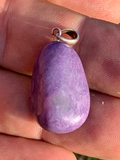 Charoïte, pendentif avec attache Argent de 30mm x 16 x 10. Vendu avec cordon noir réglable !