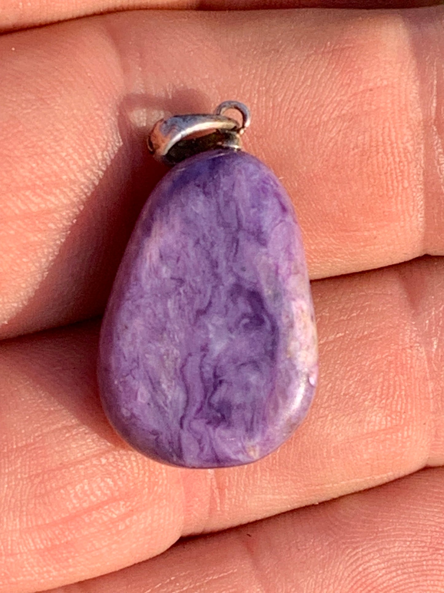 Charoïte, pendentif avec attache Argent de 30mm x 16 x 10. Vendu avec cordon noir réglable !