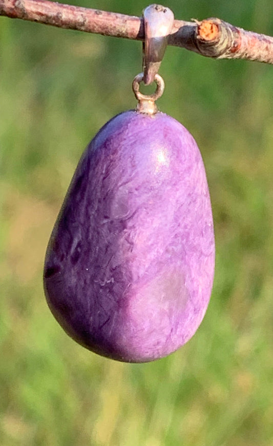 Charoïte, pendentif avec attache Argent de 30mm x 16 x 10. Vendu avec cordon noir réglable !