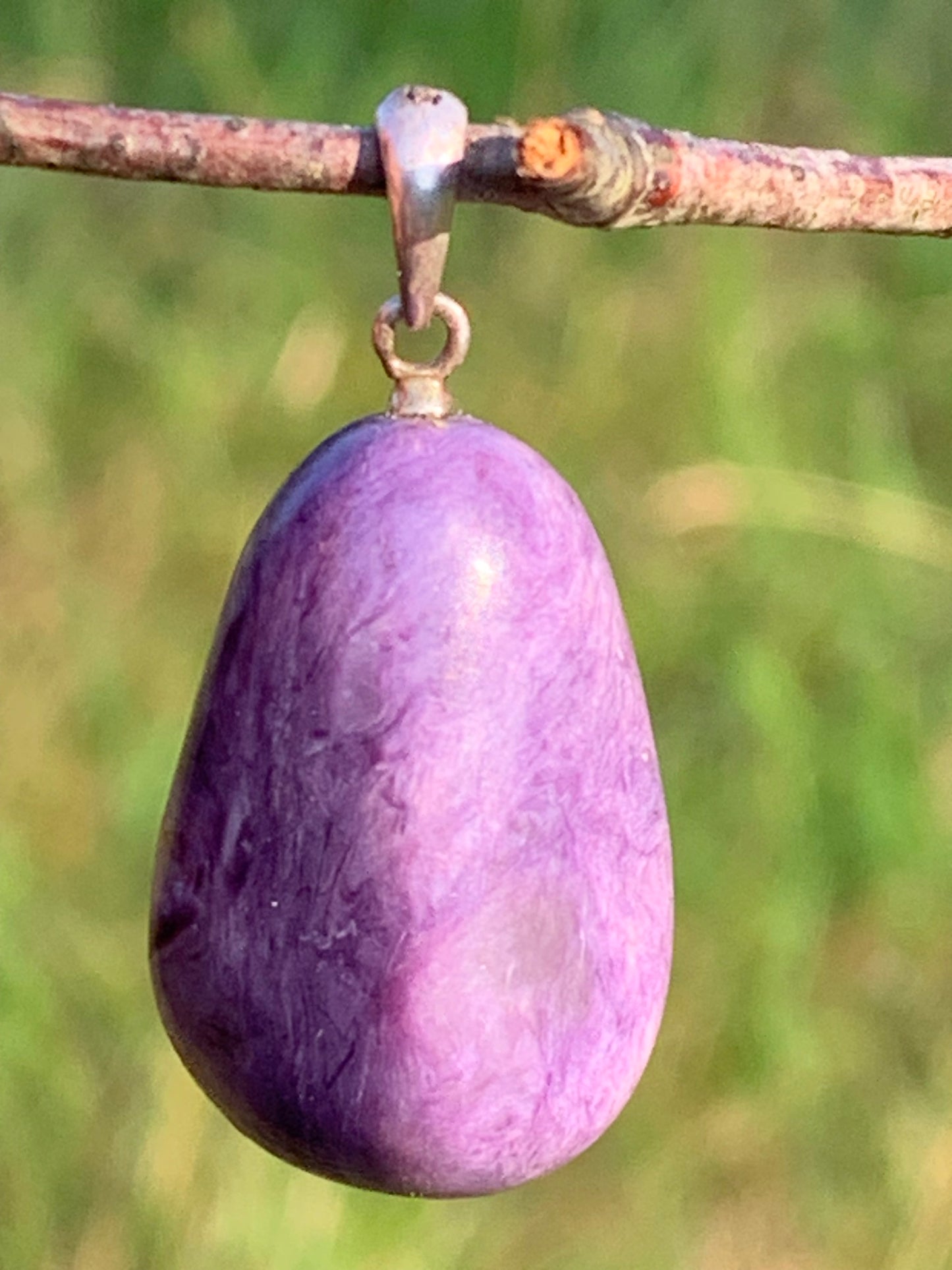 Charoïte, pendentif avec attache Argent de 30mm x 16 x 10. Vendu avec cordon noir réglable !