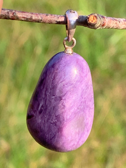 Charoïte, pendentif avec attache Argent de 30mm x 16 x 10. Vendu avec cordon noir réglable !