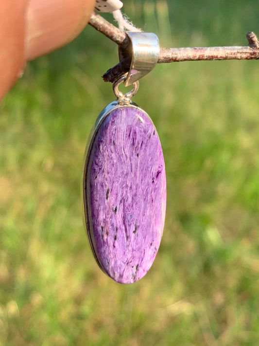 Charoïte, pendentif serti en Argent massif de 50mm x 17 x 8. Vendu avec cordon noir réglable, prêt à porter !