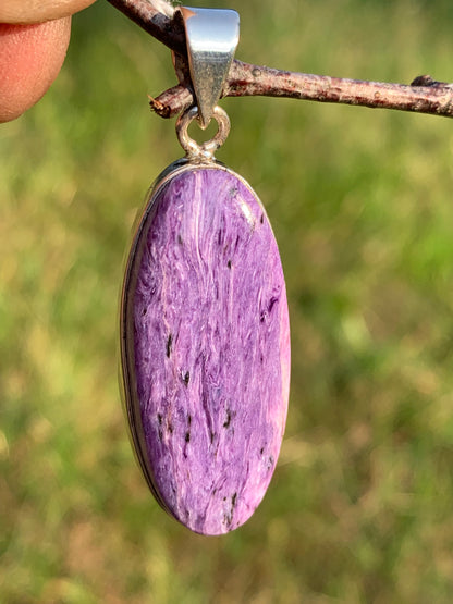 Charoïte, pendentif serti en Argent massif de 50mm x 17 x 8. Vendu avec cordon noir réglable, prêt à porter !
