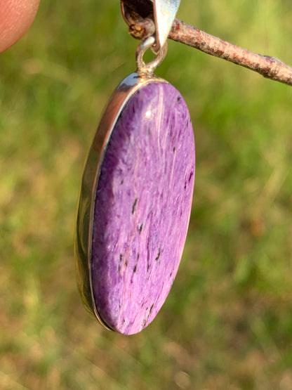 Charoïte, pendentif serti en Argent massif de 50mm x 17 x 8. Vendu avec cordon noir réglable, prêt à porter !