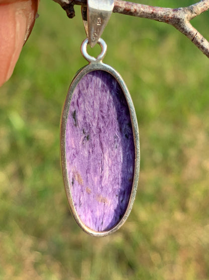Charoïte, pendentif serti en Argent massif de 50mm x 17 x 8. Vendu avec cordon noir réglable, prêt à porter !