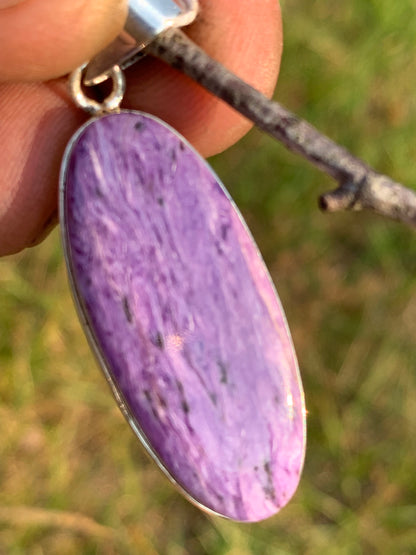 Charoïte, pendentif serti en Argent massif de 50mm x 17 x 8. Vendu avec cordon noir réglable, prêt à porter !