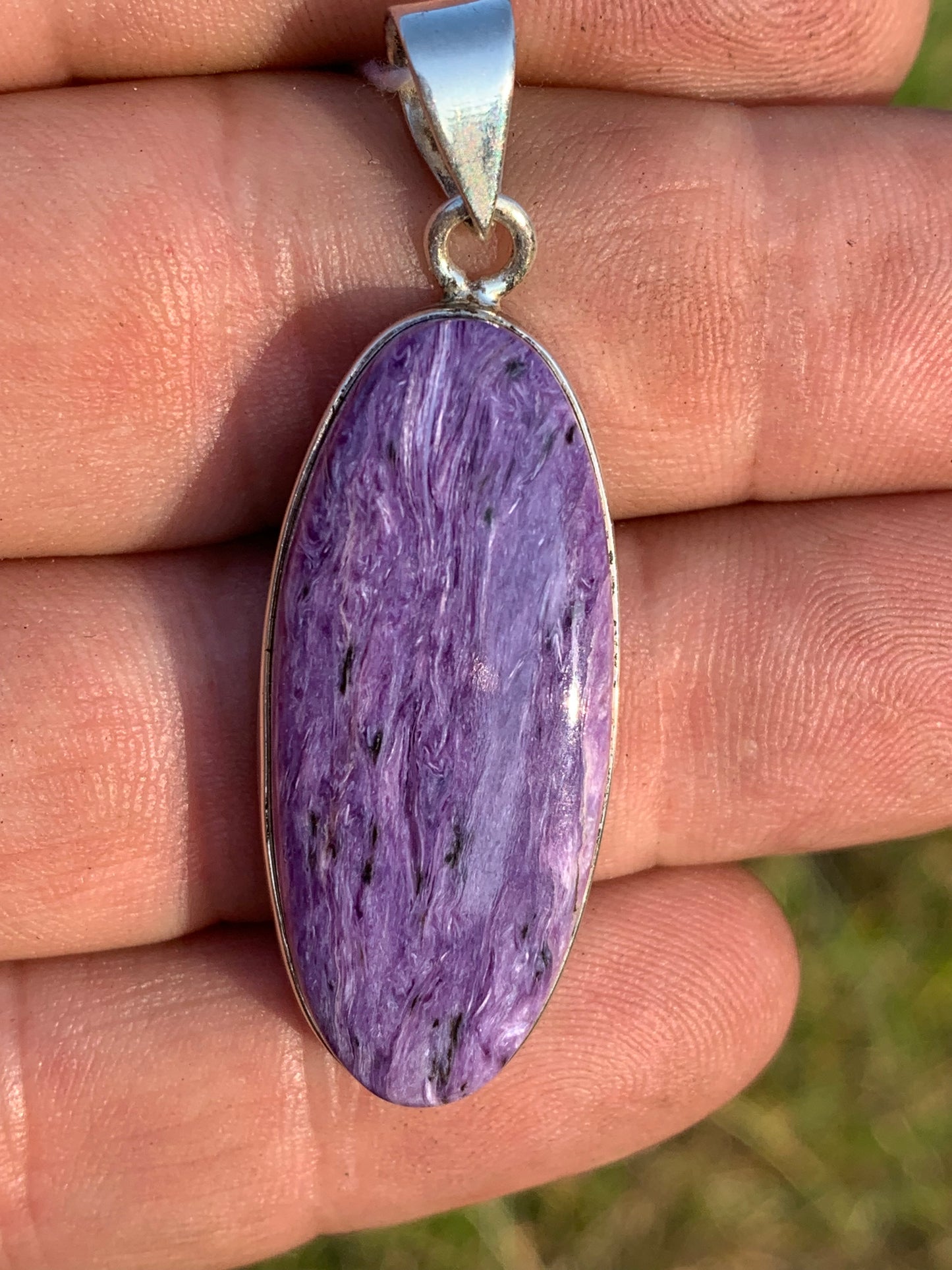 Charoïte, pendentif serti en Argent massif de 50mm x 17 x 8. Vendu avec cordon noir réglable, prêt à porter !