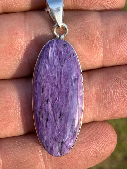 Charoïte, pendentif serti en Argent massif de 50mm x 17 x 8. Vendu avec cordon noir réglable, prêt à porter !