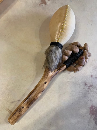 Hochet chamanique avec graine de 'cha-cha', manche en bois et peau de chèvre avec graines !
