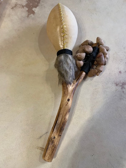 Hochet chamanique avec graine de 'cha-cha', manche en bois et peau de chèvre avec graines !