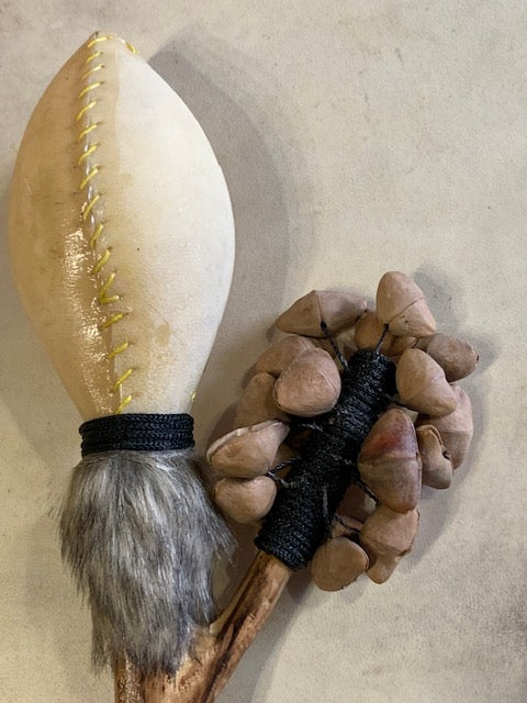 Hochet chamanique avec graine de 'cha-cha', manche en bois et peau de chèvre avec graines !