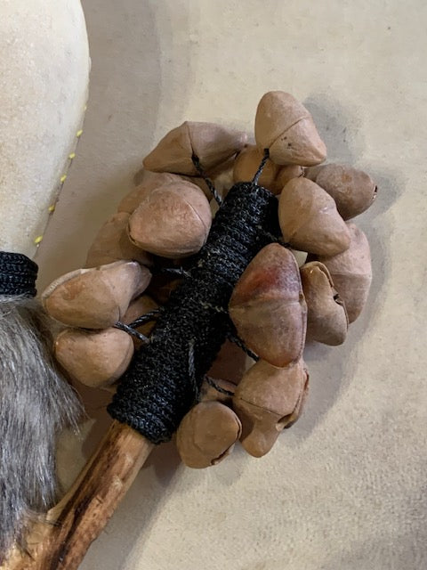 Hochet chamanique avec graine de 'cha-cha', manche en bois et peau de chèvre avec graines !