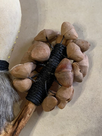 Hochet chamanique avec graine de 'cha-cha', manche en bois et peau de chèvre avec graines !