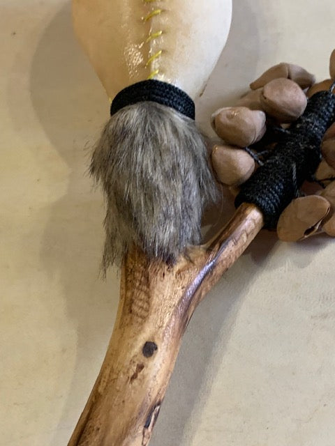 Hochet chamanique avec graine de 'cha-cha', manche en bois et peau de chèvre avec graines !