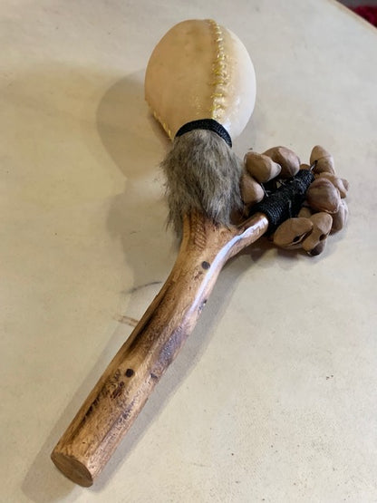 Hochet chamanique avec graine de 'cha-cha', manche en bois et peau de chèvre avec graines !