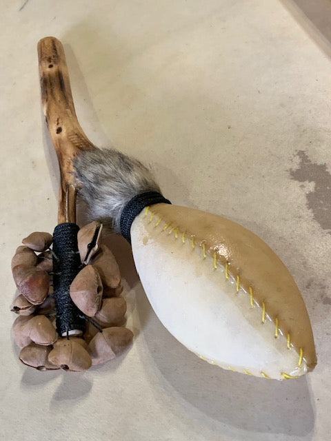 Hochet chamanique avec graine de 'cha-cha', manche en bois et peau de chèvre avec graines !