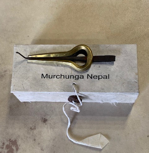 Guimbarde Murchunga du Népal de taille S - 9,50 × 3,20 × 2,50 cm - Finition métal doré - Se pose sur les dents et produit un son puissant