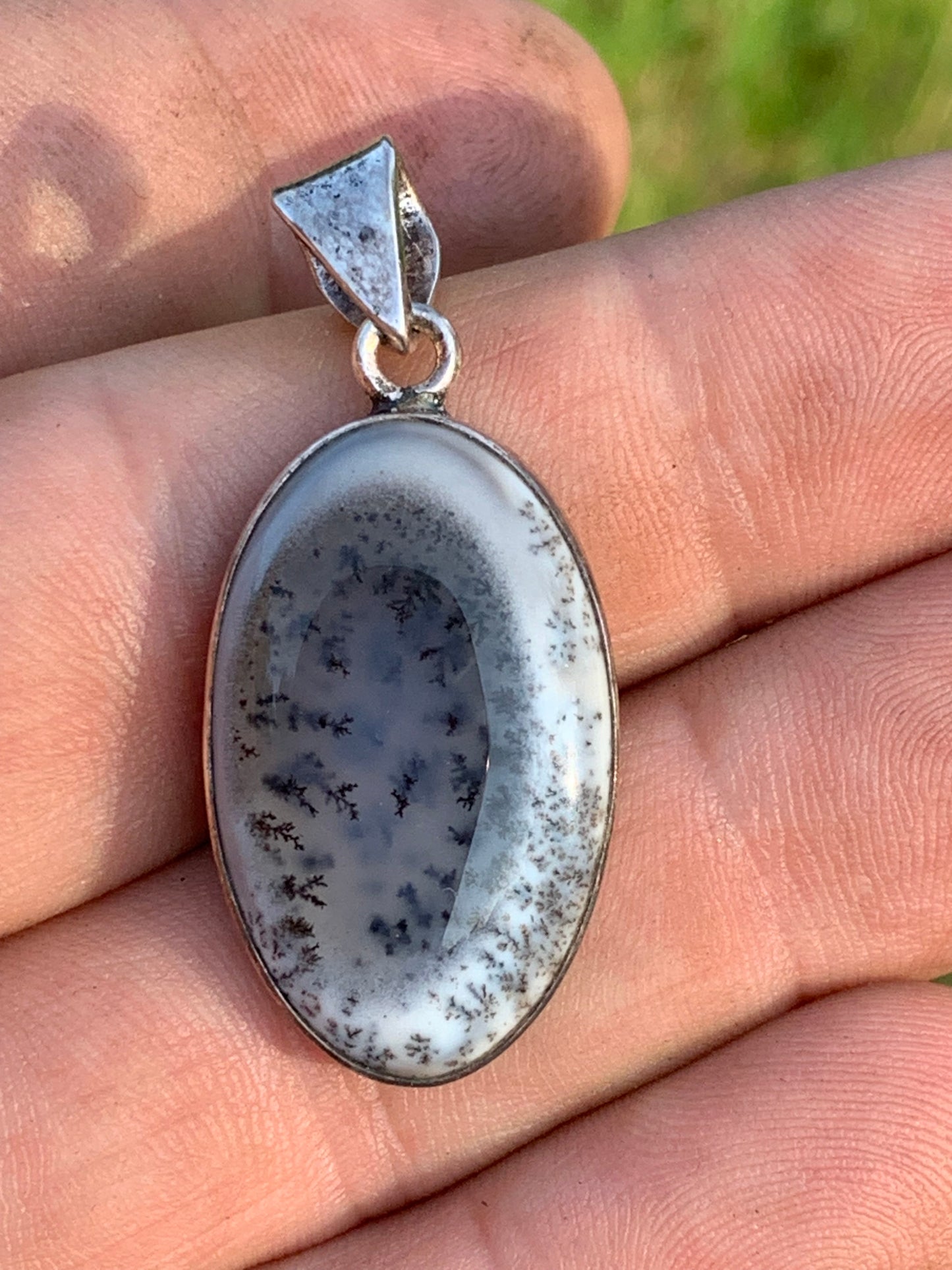 Opale dentritique ou dentrique, pendentif serti Argent de 40mm x 18 x 6. Vendu avec cordon noir réglable, prêt à porter !