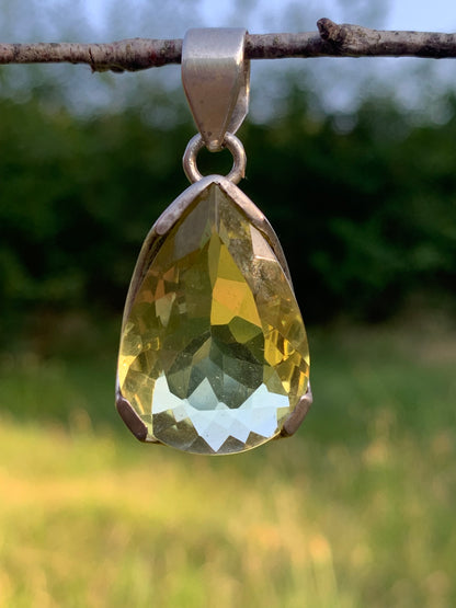 Cristal de roche/ quartz Lemon, pendentif en Argent massif de 42mm de hauteur x 20 x 12. Vendu avec cordon réglable, prêt à porter !