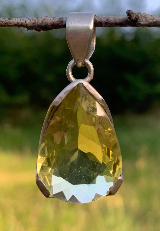 Cristal de roche/ quartz Lemon, pendentif en Argent massif de 42mm de hauteur x 20 x 12. Vendu avec cordon réglable, prêt à porter !