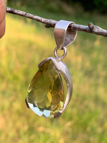 Cristal de roche/ quartz Lemon, pendentif en Argent massif de 42mm de hauteur x 20 x 12. Vendu avec cordon réglable, prêt à porter !