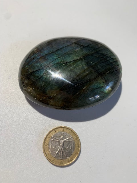 Labradorite, galet/ pierre plate - 70 x 57 x 22 mm - 130 gr. - Format adéquat pour massage !