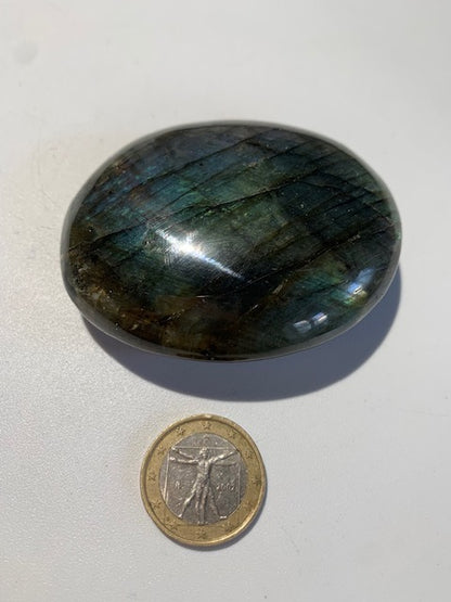 Labradorite, galet/ pierre plate - 70 x 57 x 22 mm - 130 gr. - Format adéquat pour massage !