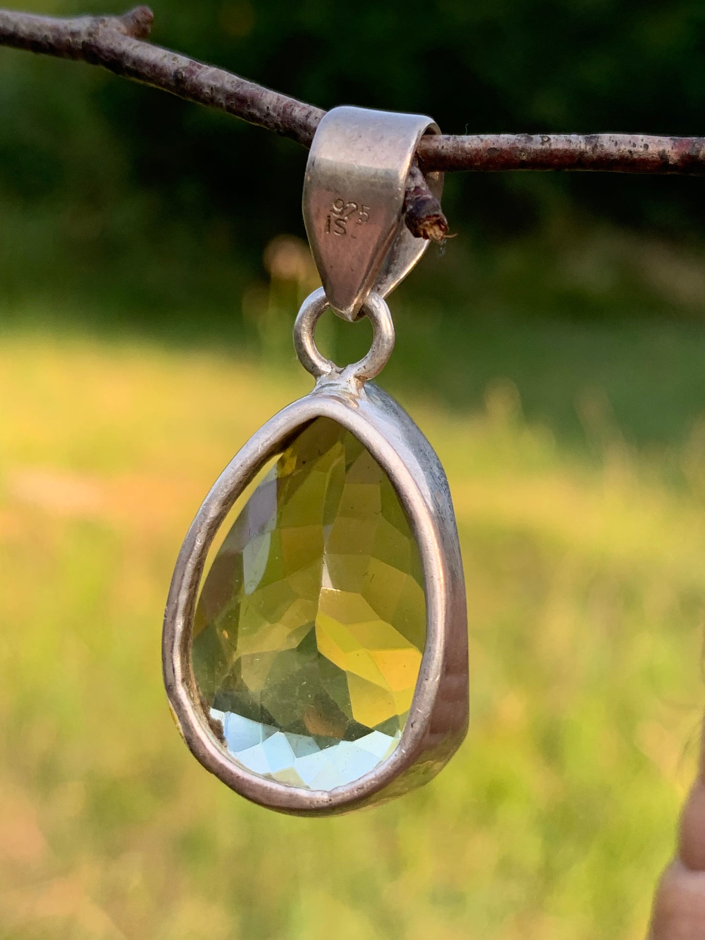 Cristal de roche/ quartz Lemon, pendentif en Argent massif de 42mm de hauteur x 20 x 12. Vendu avec cordon réglable, prêt à porter !