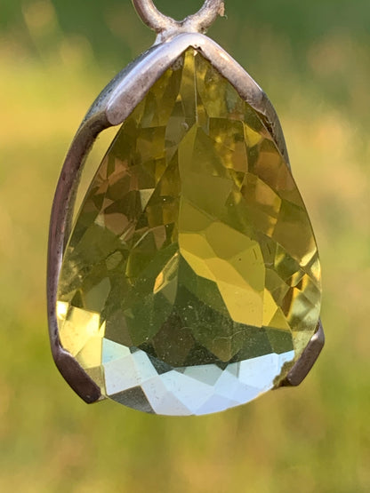 Cristal de roche/ quartz Lemon, pendentif en Argent massif de 42mm de hauteur x 20 x 12. Vendu avec cordon réglable, prêt à porter !