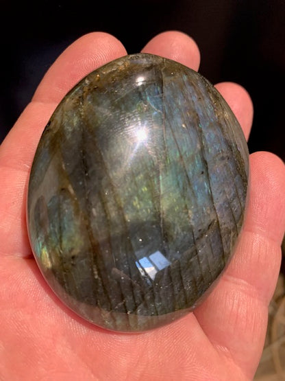 Labradorite, galet/ pierre plate - 70 x 57 x 22 mm - 130 gr. - Format adéquat pour massage !