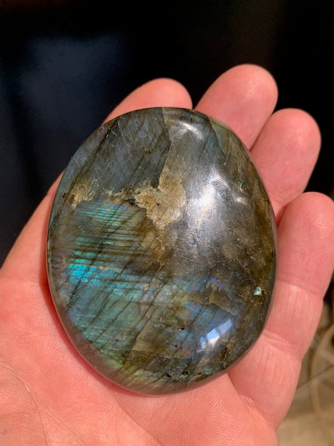 Labradorite, galet/ pierre plate - 70 x 57 x 22 mm - 130 gr. - Format adéquat pour massage !