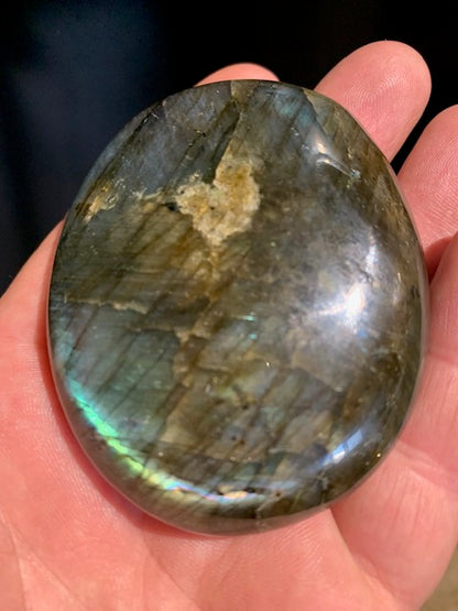 Labradorite, galet/ pierre plate - 70 x 57 x 22 mm - 130 gr. - Format adéquat pour massage !
