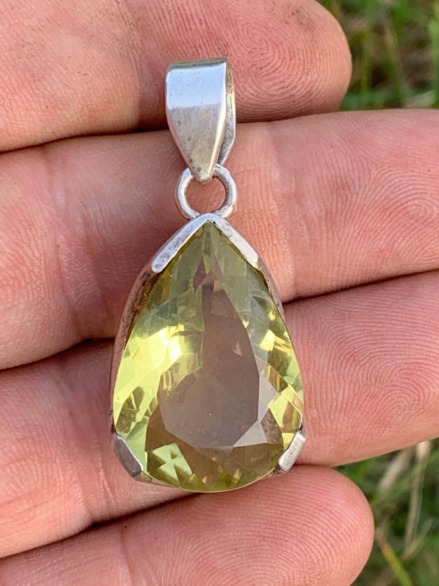 Cristal de roche/ quartz Lemon, pendentif en Argent massif de 42mm de hauteur x 20 x 12. Vendu avec cordon réglable, prêt à porter !