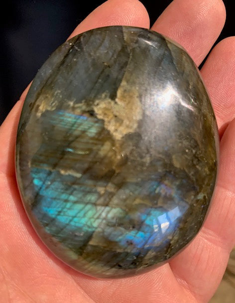 Labradorite, galet/ pierre plate - 70 x 57 x 22 mm - 130 gr. - Format adéquat pour massage !