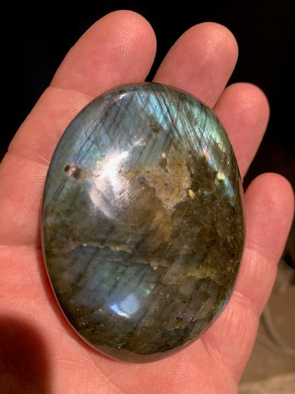 Labradorite, galet/ pierre plate - 70 x 57 x 22 mm - 130 gr. - Format adéquat pour massage !