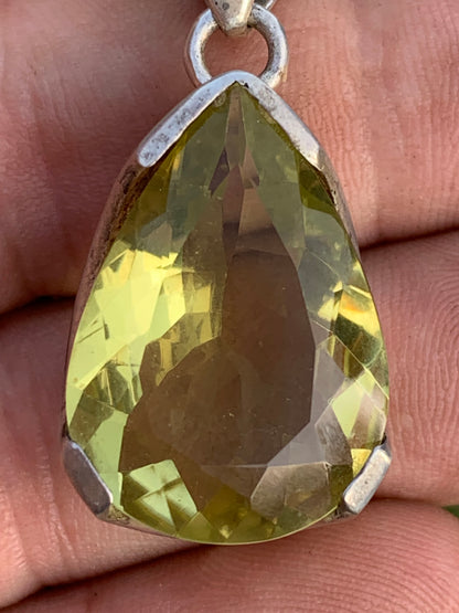 Cristal de roche/ quartz Lemon, pendentif en Argent massif de 42mm de hauteur x 20 x 12. Vendu avec cordon réglable, prêt à porter !