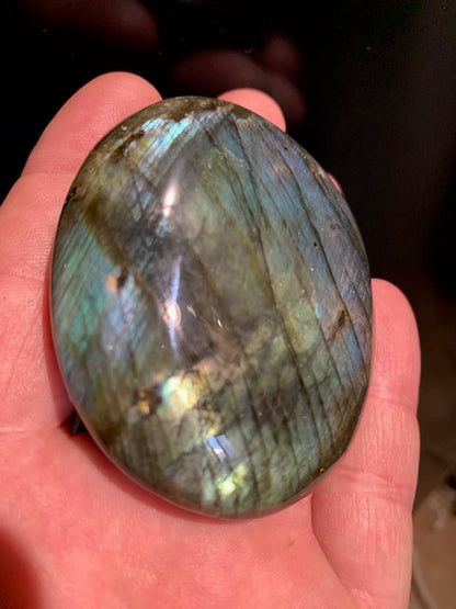 Labradorite, galet/ pierre plate - 70 x 57 x 22 mm - 130 gr. - Format adéquat pour massage !