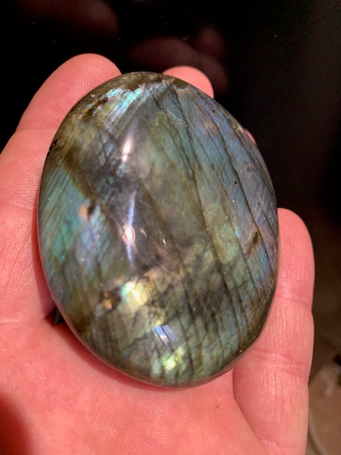 Labradorite, galet/ pierre plate - 70 x 57 x 22 mm - 130 gr. - Format adéquat pour massage !