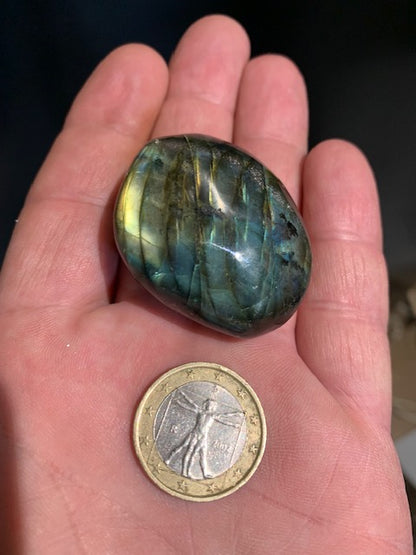 Labradorite, galet/ pierre plate - 44 x 36 x 20 mm - 44,6 gr. - parfait pour une pierre de poche !