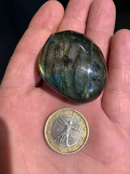Labradorite, galet/ pierre plate - 44 x 36 x 20 mm - 44,6 gr. - parfait pour une pierre de poche !