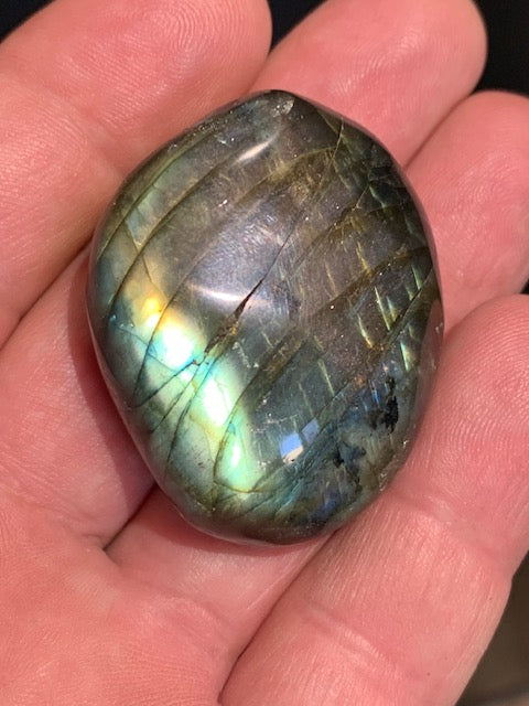 Labradorite, galet/ pierre plate - 44 x 36 x 20 mm - 44,6 gr. - parfait pour une pierre de poche !