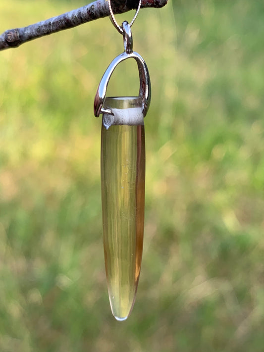 Citrine, pendentif en Argent de 50mm de hauteur x 7 de diamètre. Vendu avec cordon réglable !