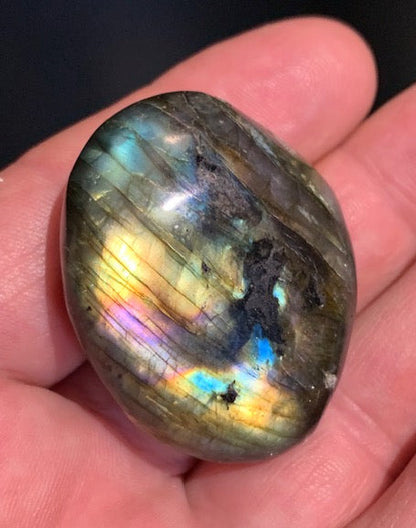 Labradorite, galet/ pierre plate - 44 x 36 x 20 mm - 44,6 gr. - parfait pour une pierre de poche !
