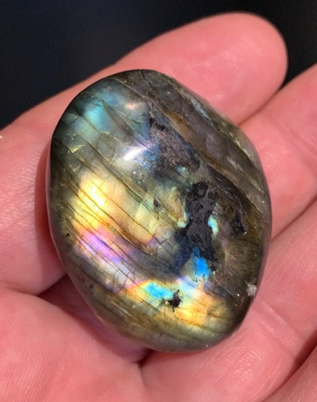 Labradorite, galet/ pierre plate - 44 x 36 x 20 mm - 44,6 gr. - parfait pour une pierre de poche !