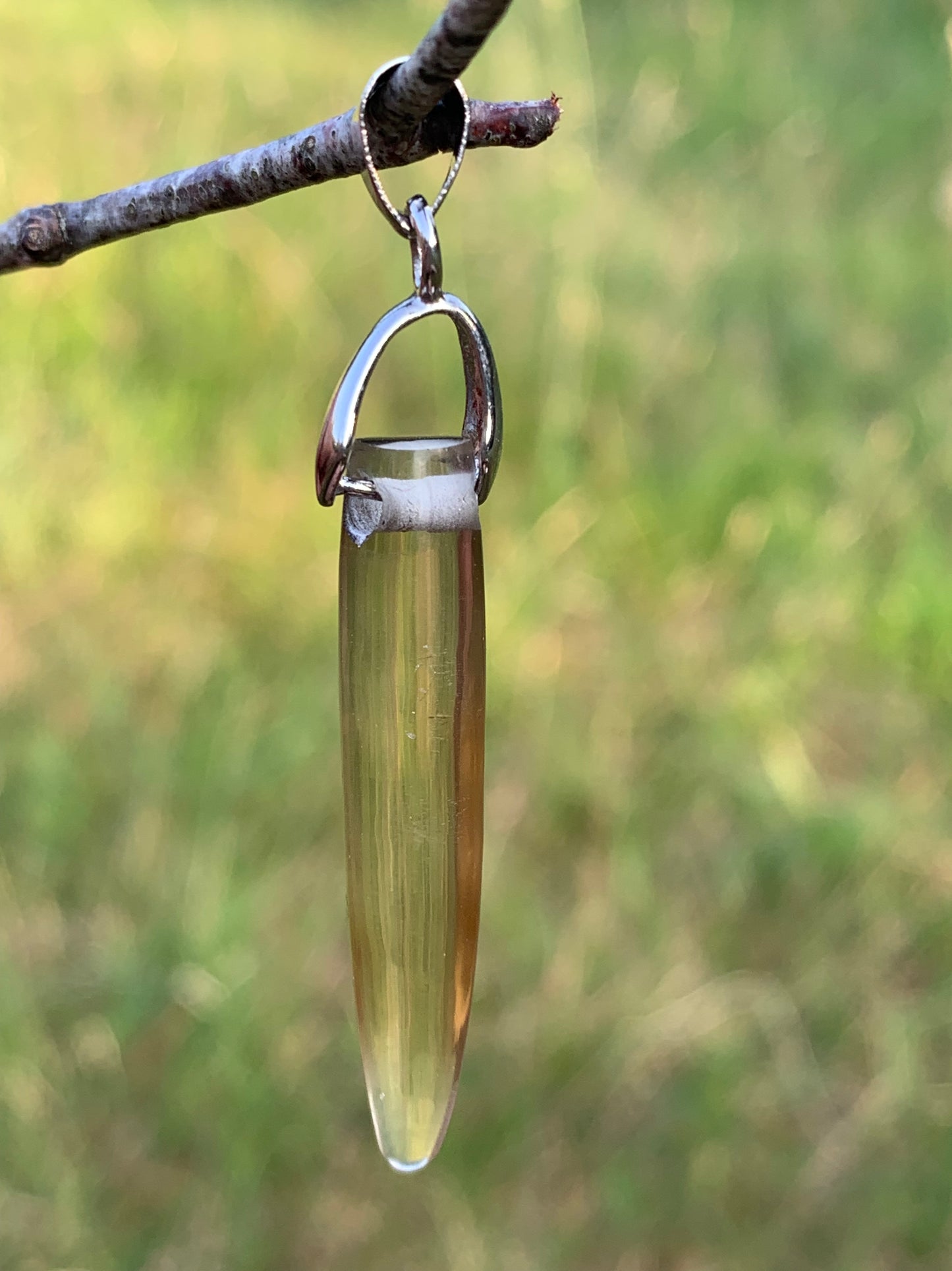 Citrine, pendentif en Argent de 50mm de hauteur x 7 de diamètre. Vendu avec cordon réglable !