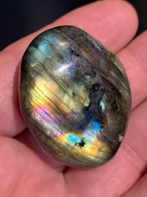 Labradorite, galet/ pierre plate - 44 x 36 x 20 mm - 44,6 gr. - parfait pour une pierre de poche !