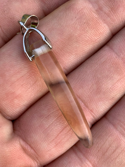 Citrine, pendentif en Argent de 50mm de hauteur x 7 de diamètre. Vendu avec cordon réglable !